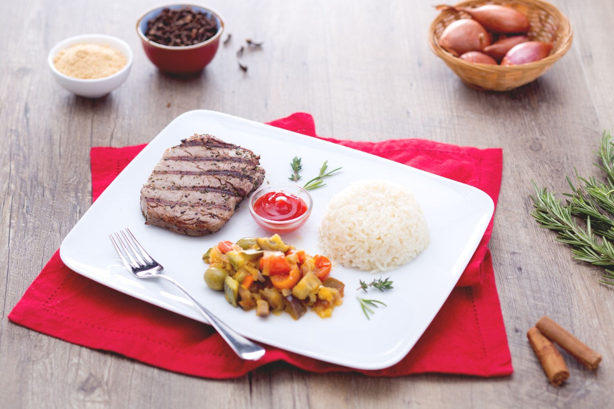 Ternera a la parrilla especiada con arroz pilaf y verduras de primavera
