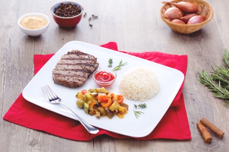 Ternera a la parrilla especiada con arroz pilaf y verduras de primavera