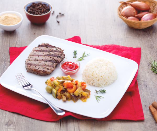 Ternera a la parrilla especiada con arroz pilaf y verduras de primavera