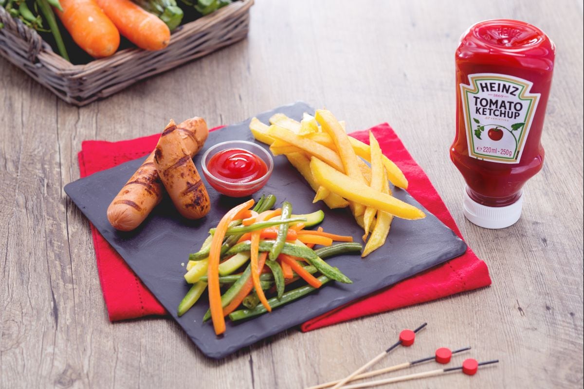 Salchichas a la parrilla con patatas fritas y verduras salteadas