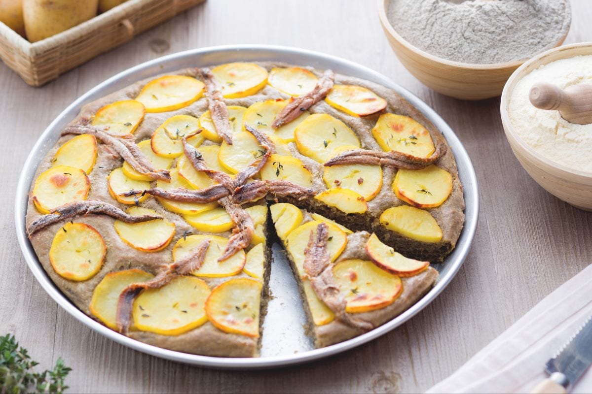 Focaccia de trigo quemado con patatas y anchoas