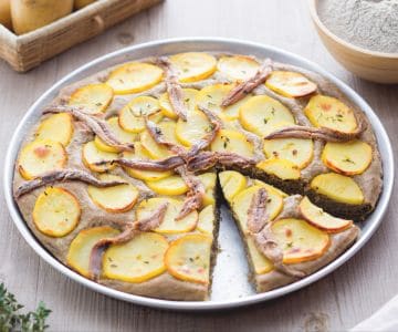 Focaccia de trigo quemado con patatas y anchoas