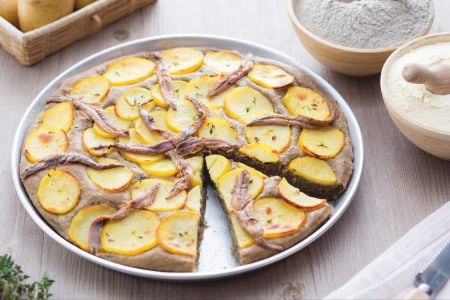 Focaccia de trigo quemado con patatas y anchoas