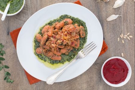 Ñoquis rojos con pesto de mejorana y panceta