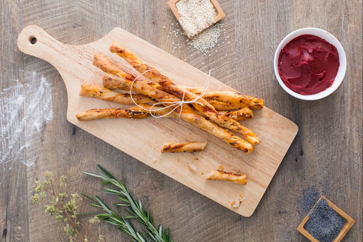 Palitos rápidos de hojaldre con tomate