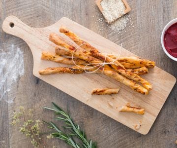Palitos rápidos de hojaldre con tomate