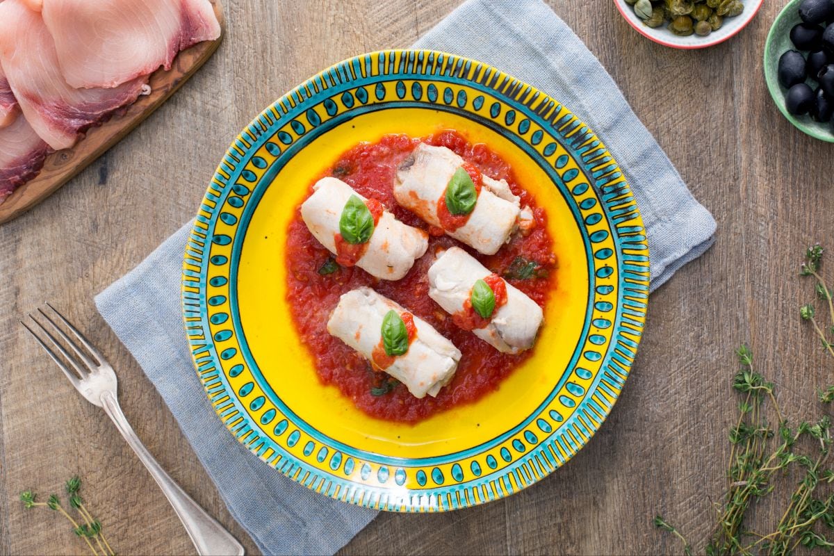 Rollitos de pez espada en salsa con alcaparras