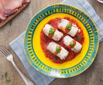 Rollitos de pez espada en salsa con alcaparras