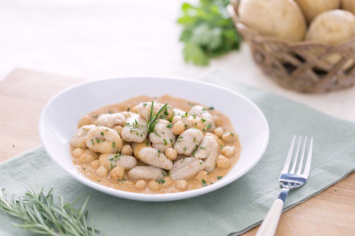 Ñoquis integrales con garbanzos y atún
