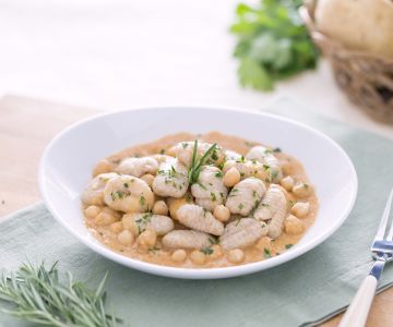 Ñoquis integrales con garbanzos y atún