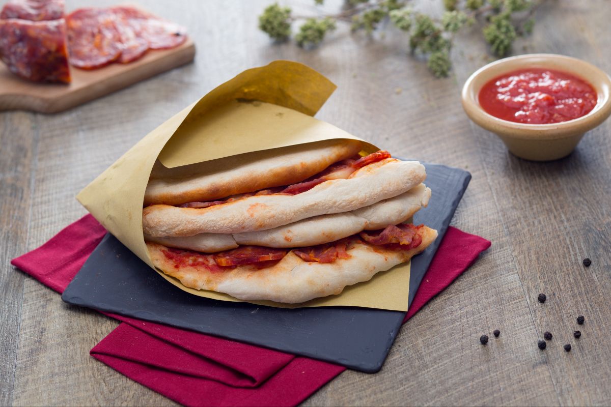 Pizza en cartera con salami