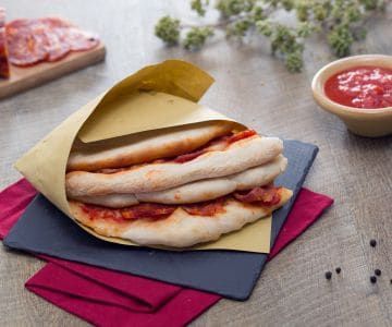 Pizza en cartera con salami