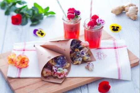 Aperitivo de flores y frutas