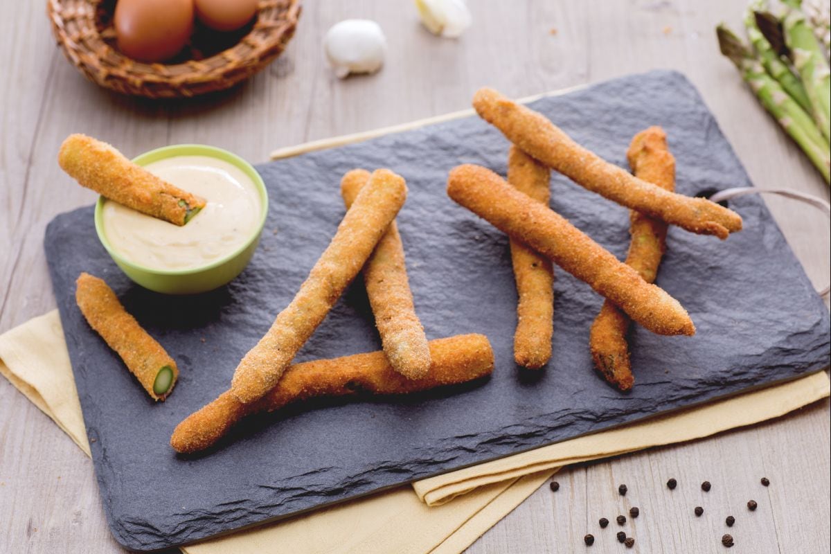 Fritura de espárragos con salsa