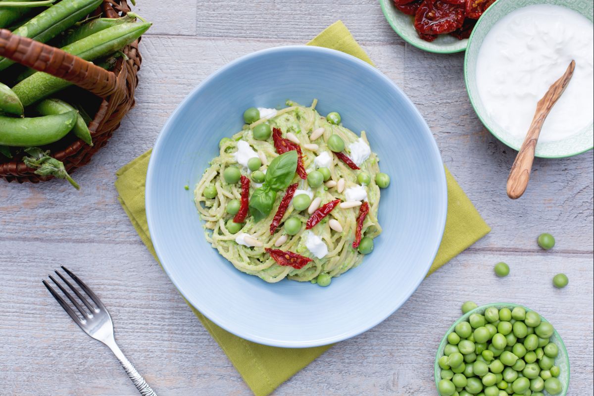 Spaghetti integrales con pesto de guisantes, tomates secos y stracciatella