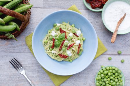 Spaghetti integrales con pesto de guisantes, tomates secos y stracciatella