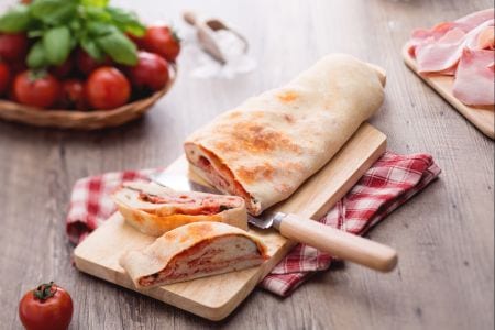 Rollo de pizza relleno