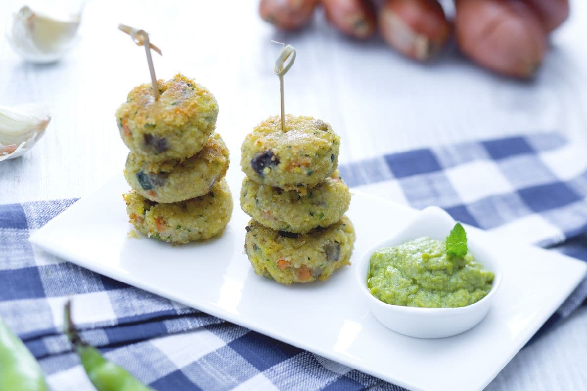 Albóndigas de mijo con verduras y crema de habas