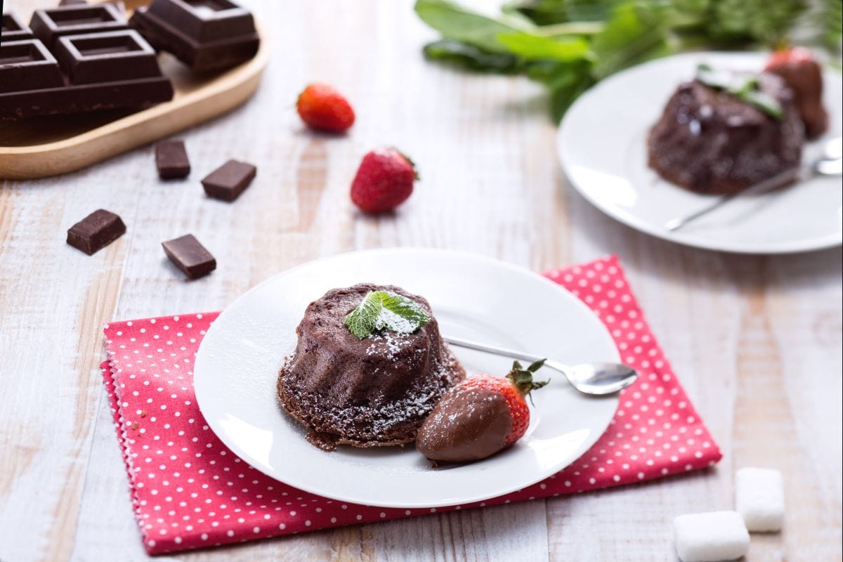 Pastelito de chocolate y fresas