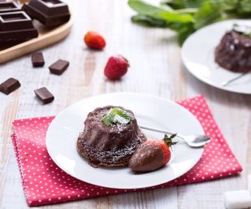 Pastelito de chocolate y fresas
