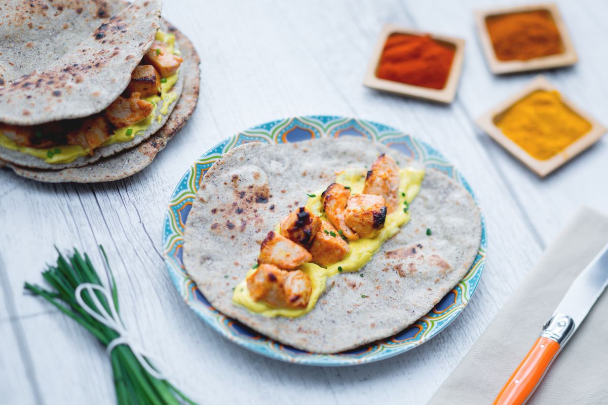 Pollo tandoori con chapati y salsa de cúrcuma