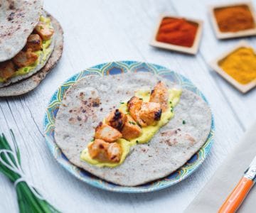 Pollo tandoori con chapati y salsa de cúrcuma