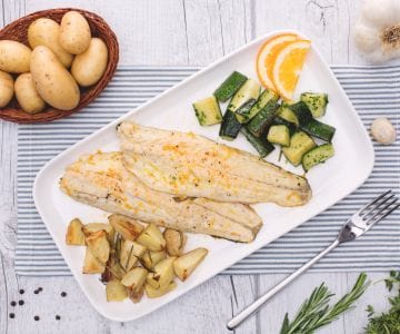 Lubina a los cítricos con patatas nuevas al romero y calabacines con perejil