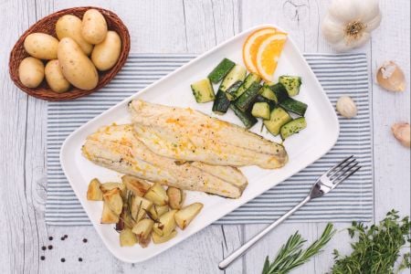 Lubina a los cítricos con patatas nuevas al romero y calabacines con perejil