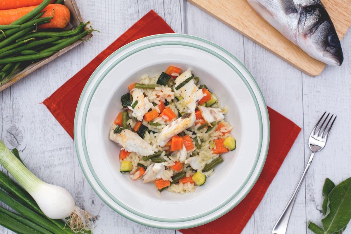 Risotto con ragú de verduras y lubina salteada a la salvia