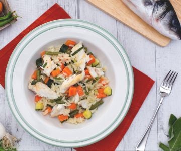 Risotto con ragú de verduras y lubina salteada a la salvia