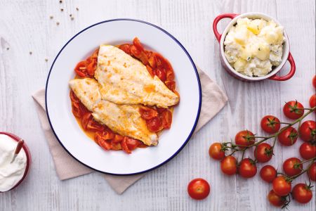 Dorada guisada con guarnición de patatas