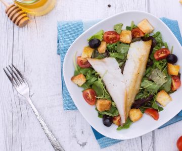 Dorada ahumada sobre mezcla de ensaladas, picatostes y vinagreta de miel