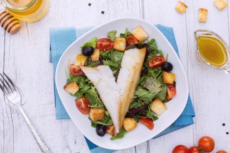 Dorada ahumada sobre mezcla de ensaladas, picatostes y vinagreta de miel