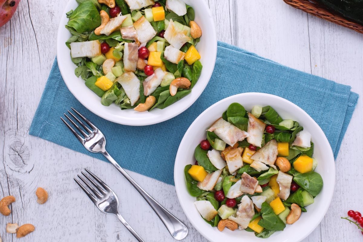 Ensalada de lubina ahumada con mango y frutos secos