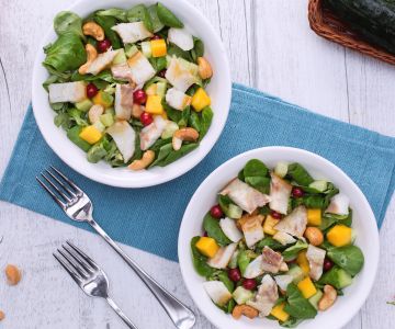 Ensalada de lubina ahumada con mango y frutos secos