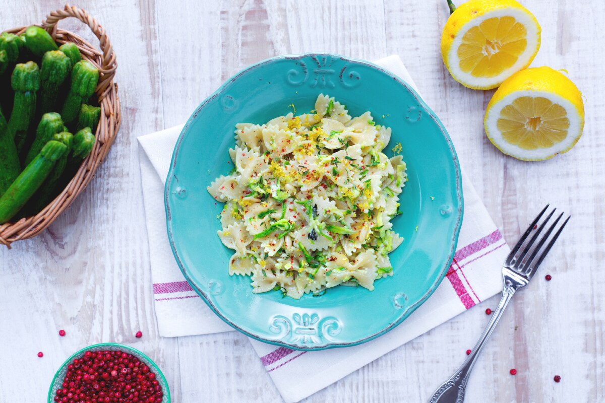 Farfalle integrales con calabacines al limón y tomillo