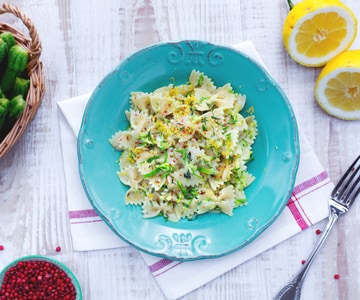 Farfalle integrales con calabacines al limón y tomillo