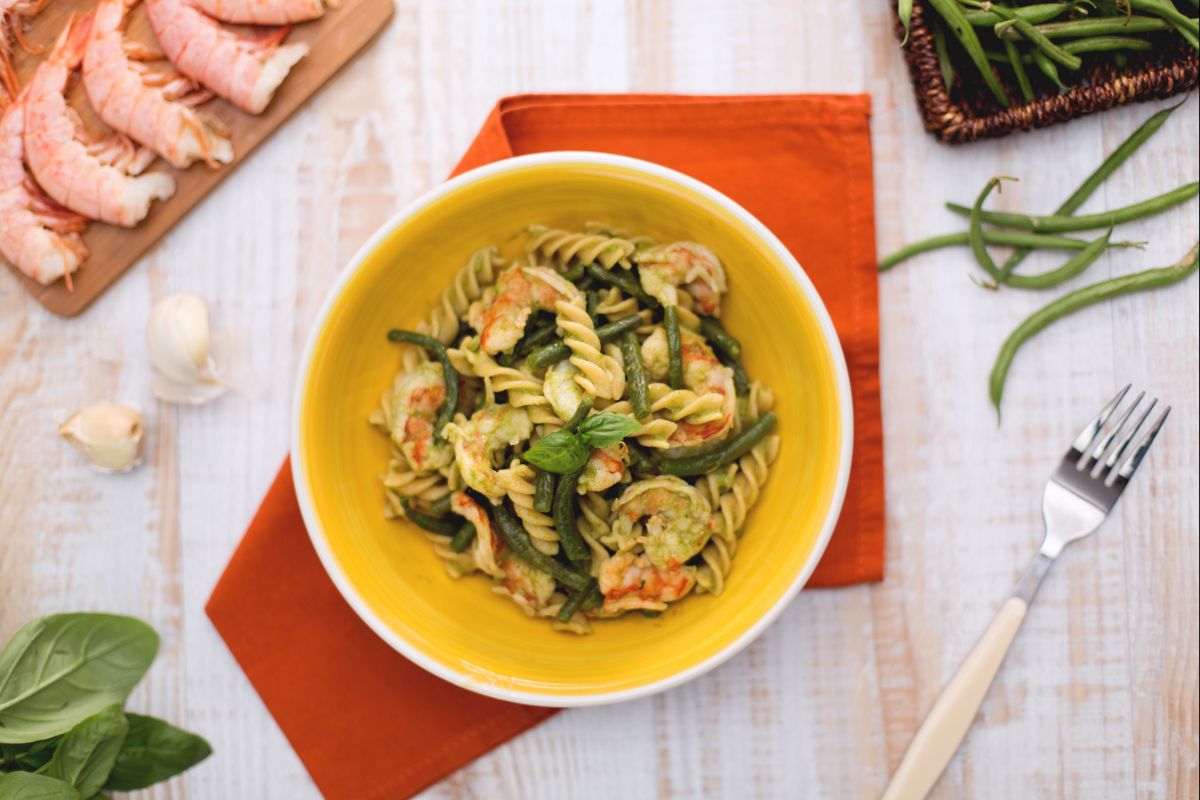 Fusilli integrales con judías verdes, colas de gambas y salsa de albahaca