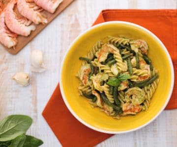 Fusilli integrales con judías verdes, colas de gambas y salsa de albahaca