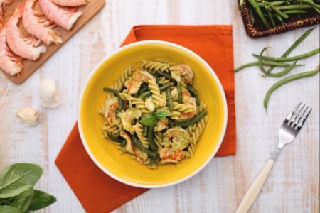Fusilli integrales con judías verdes, colas de gambas y salsa de albahaca