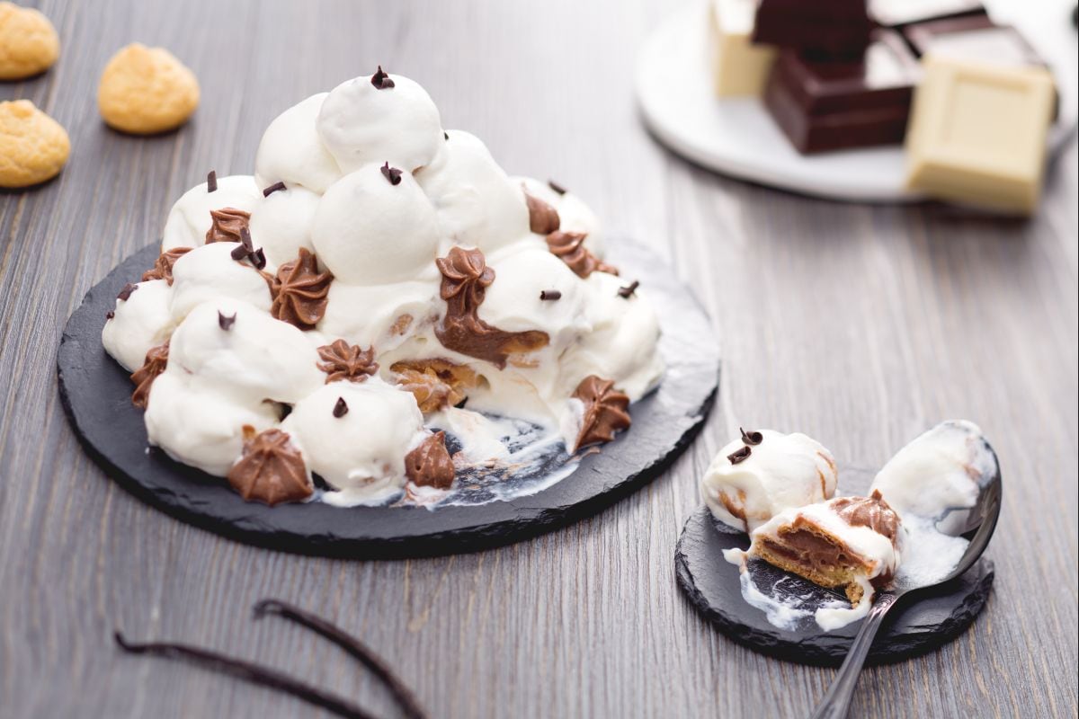 Profiteroles con chocolate blanco