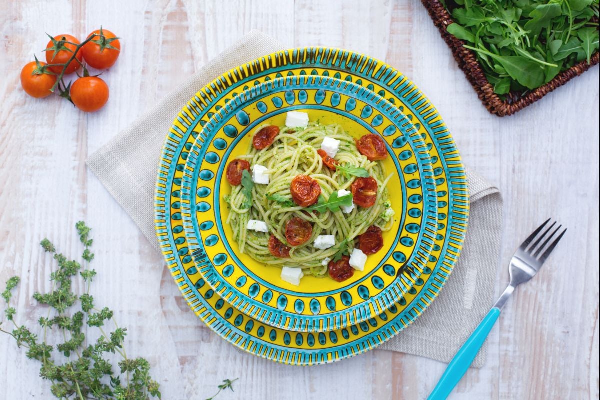 Espaguetis integrales con tomates cherry confitados, feta y pesto ligero de rúcula