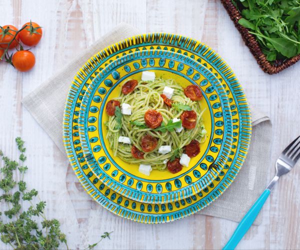 Espaguetis integrales con tomates cherry confitados, feta y pesto ligero de rúcula