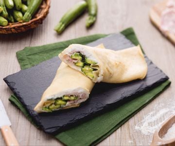 Crepe con calabacín, jamón cocido y queso stracchino