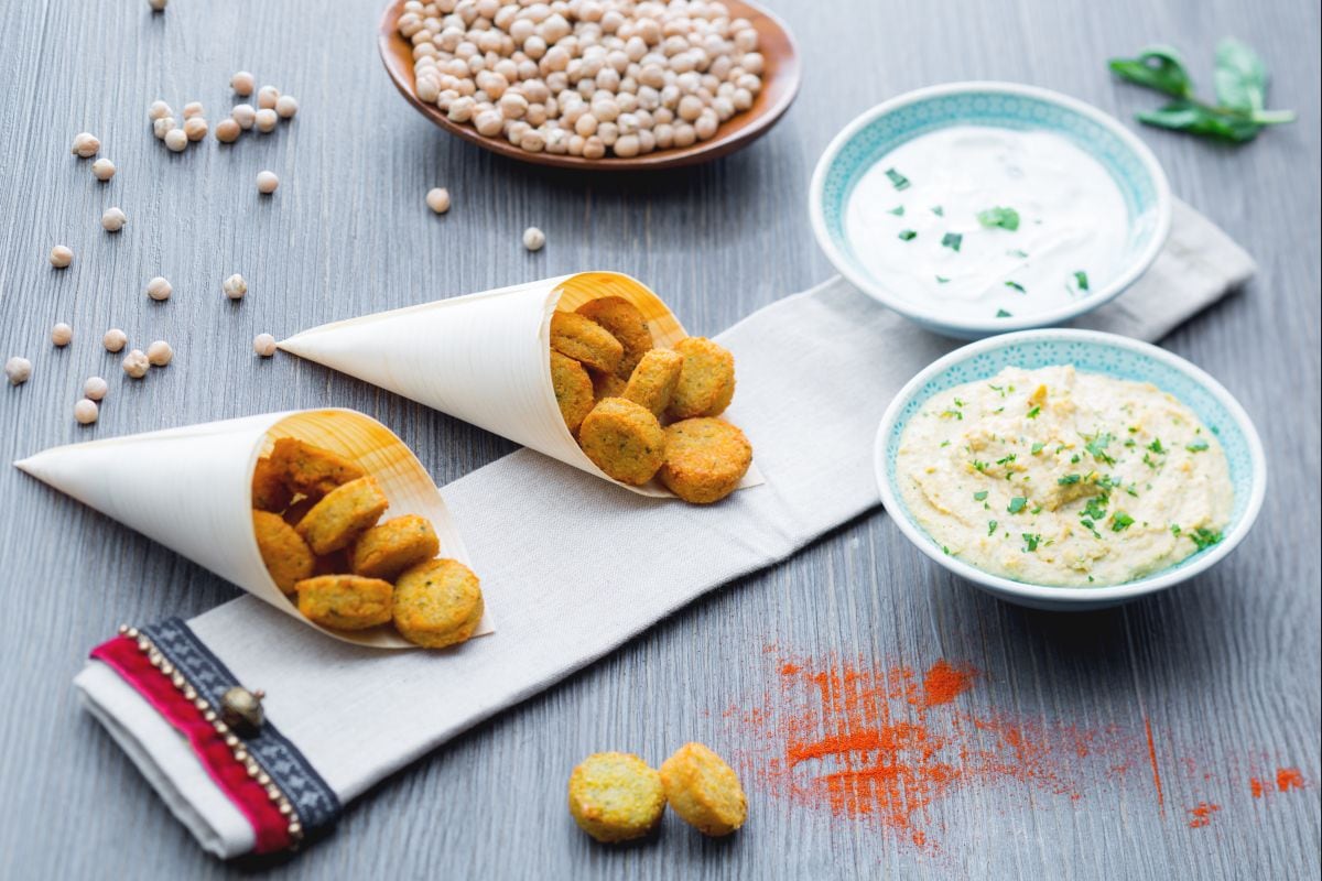 Falafel con hummus rápido y salsa de yogur