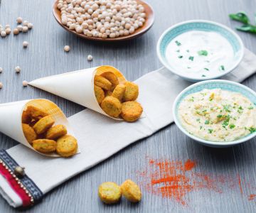 Falafel con hummus rápido y salsa de yogur