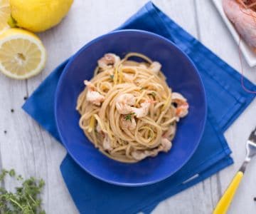 Espaguetis rayados con limón y gambas