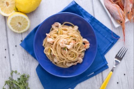 Espaguetis rayados con limón y gambas