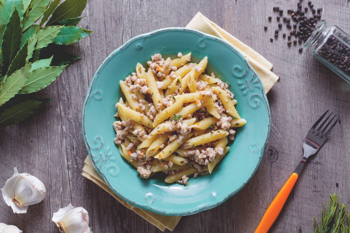 Penne con ragú blanco de conejo