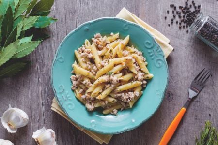Penne con ragú blanco de conejo